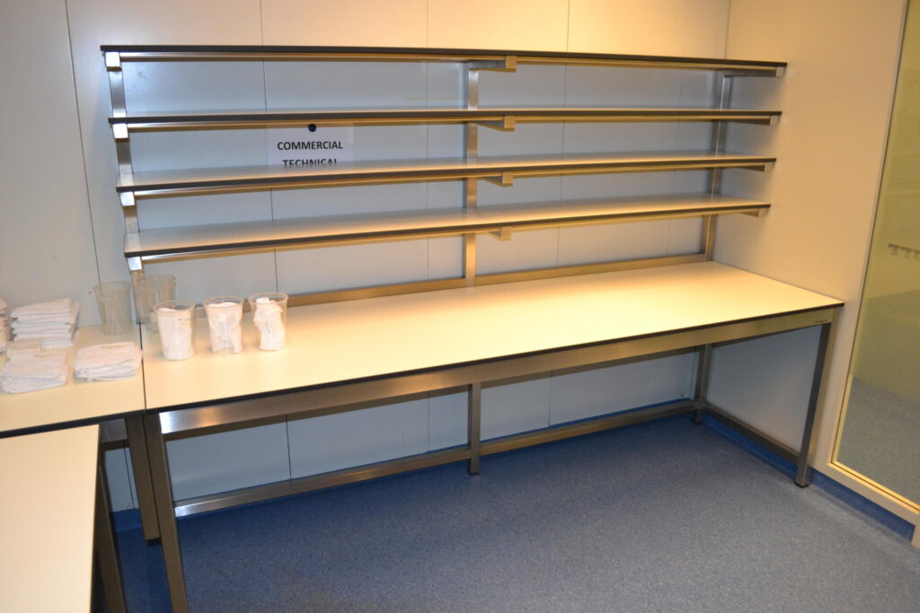 Laboratoriumtafel in werkruimte