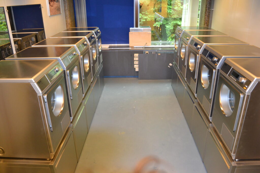 Wasmachine verhoger met wasmachine erop